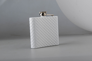 Hip flask whit shiny painted